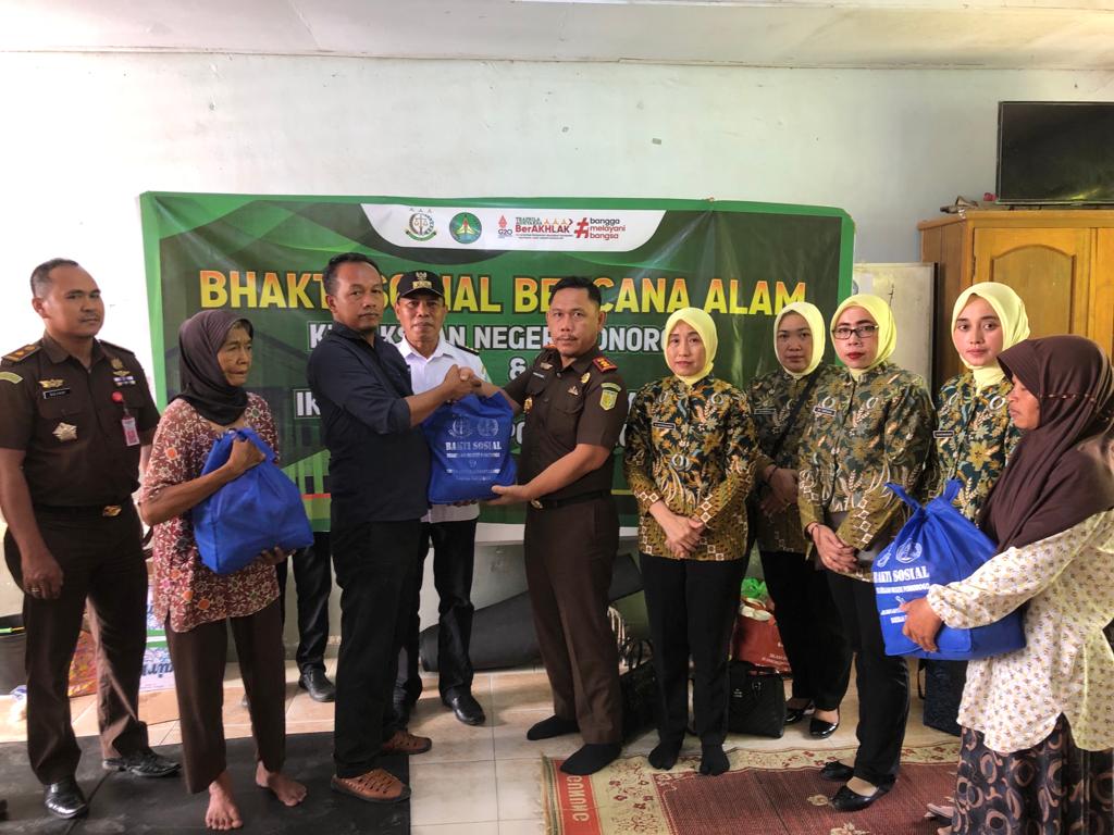 Kepala kejaksaan negeri Ponorogo Rindang Onasis,SH serahkan bantuan kepada korban bencana di desa Talun