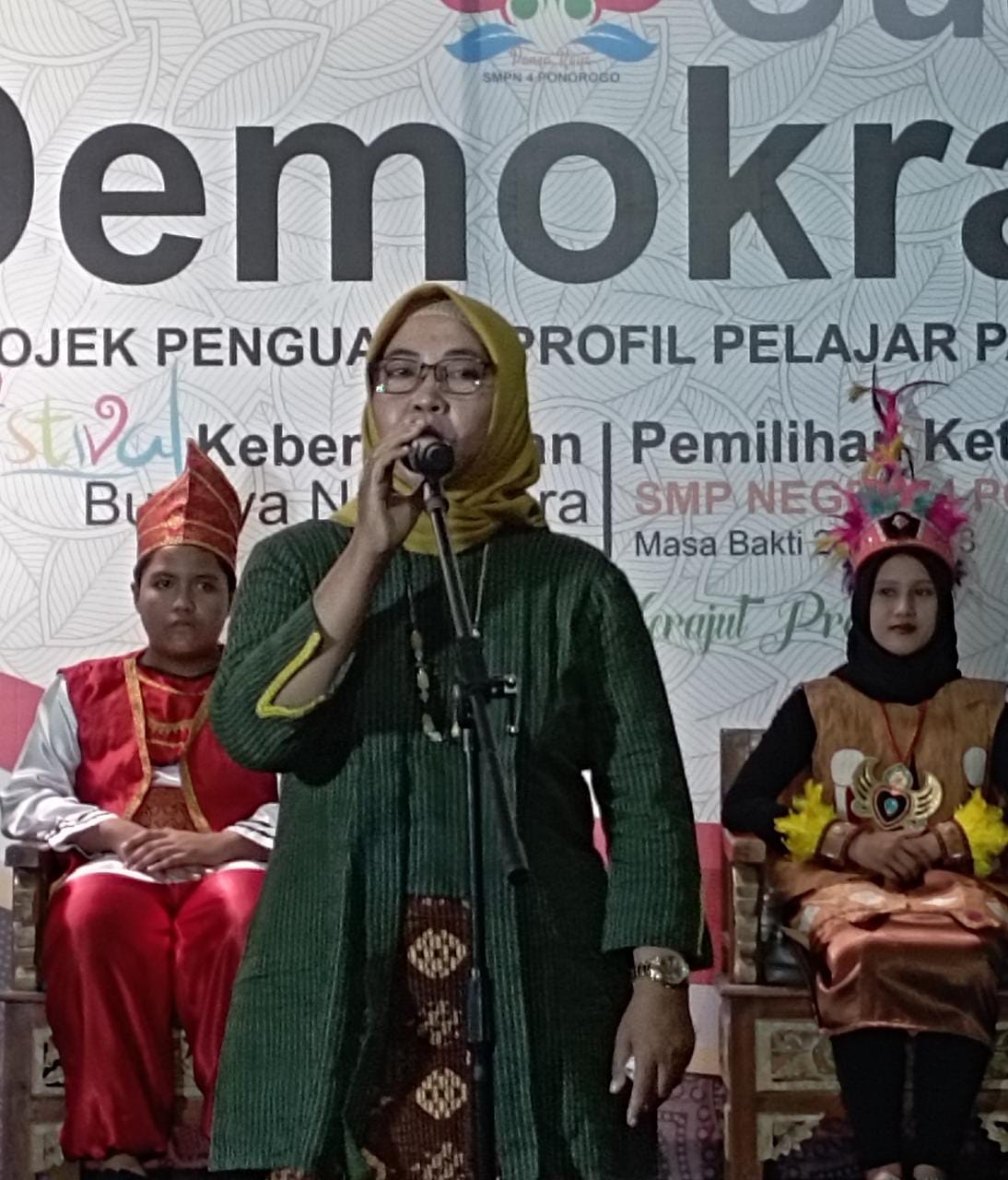 Winarti, M.Pd. kepala sekolah SMPN 4 saat memberikan sambutan