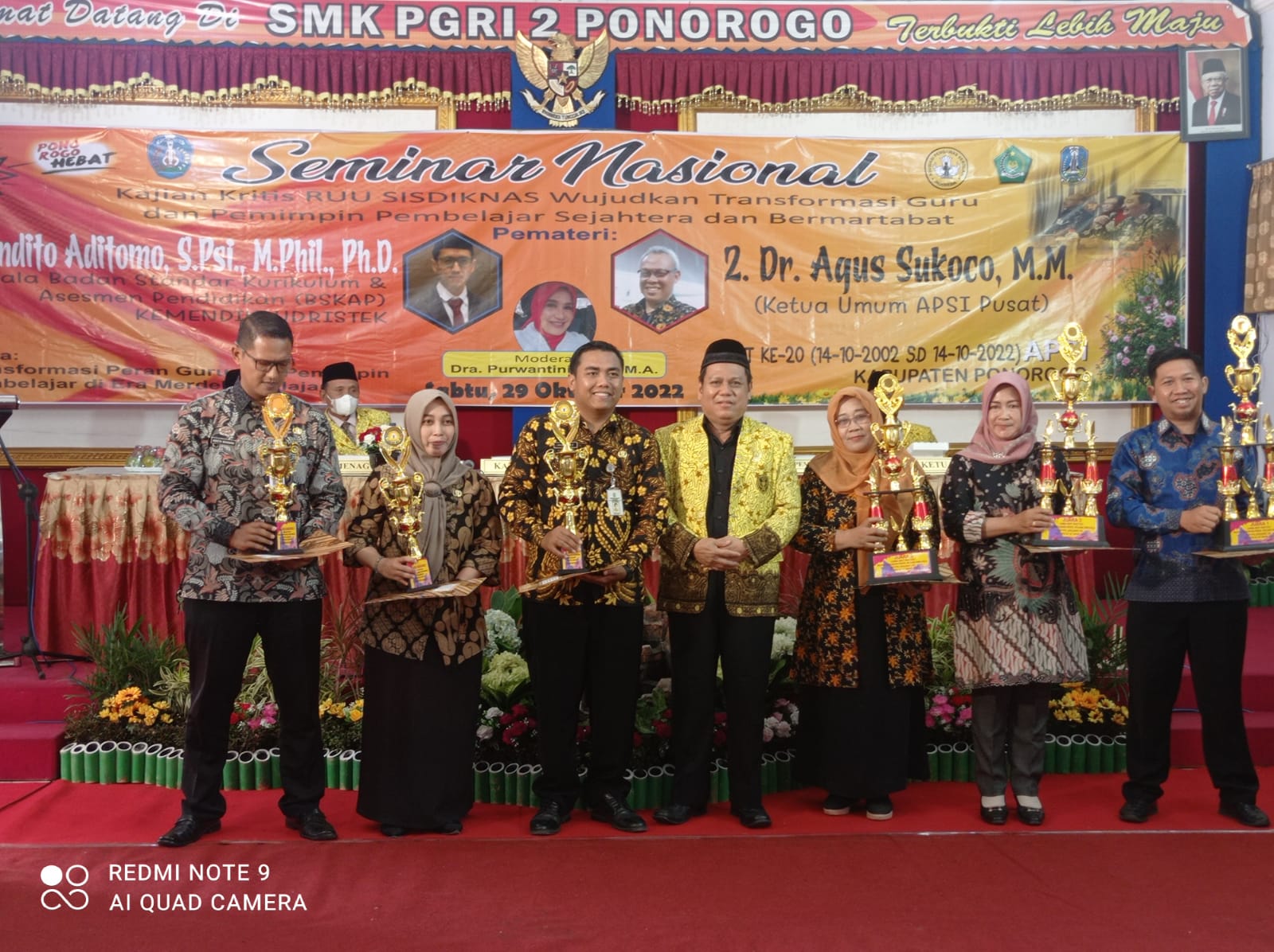 Para peserta saat berfoto bersama di acara Hari Ulang Tahun ke 20