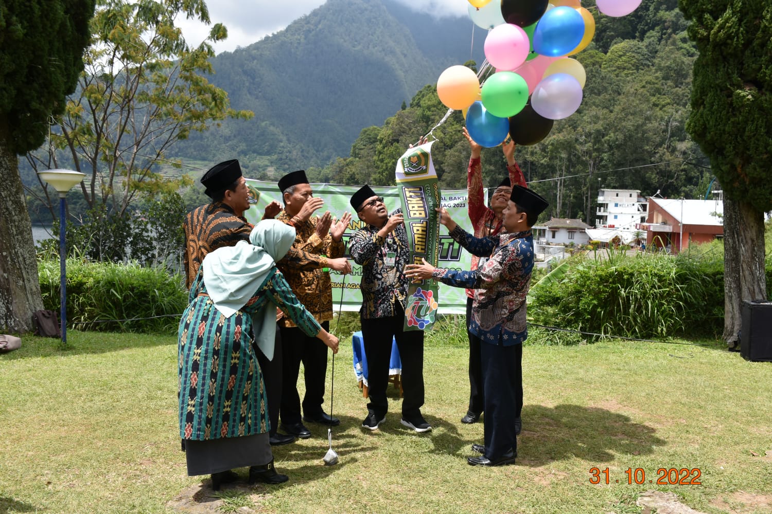 Kepala Kantor Kemenag Ponorogo Nurul Huda melepas balon sebagai launching HAB ke 77