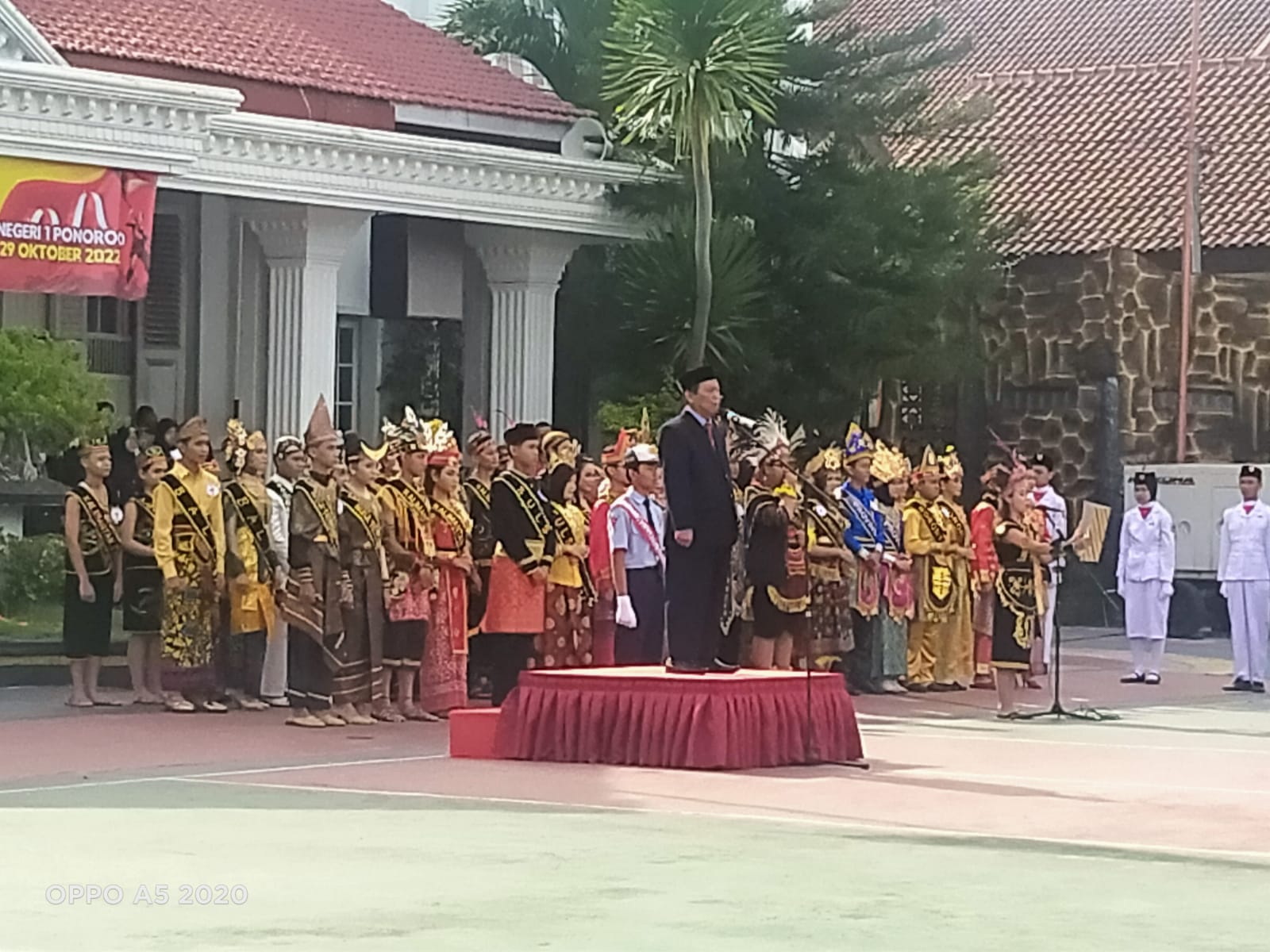 Dengan busana  adat nusantara SMPN1 peringati hari Sumpah Pemuda