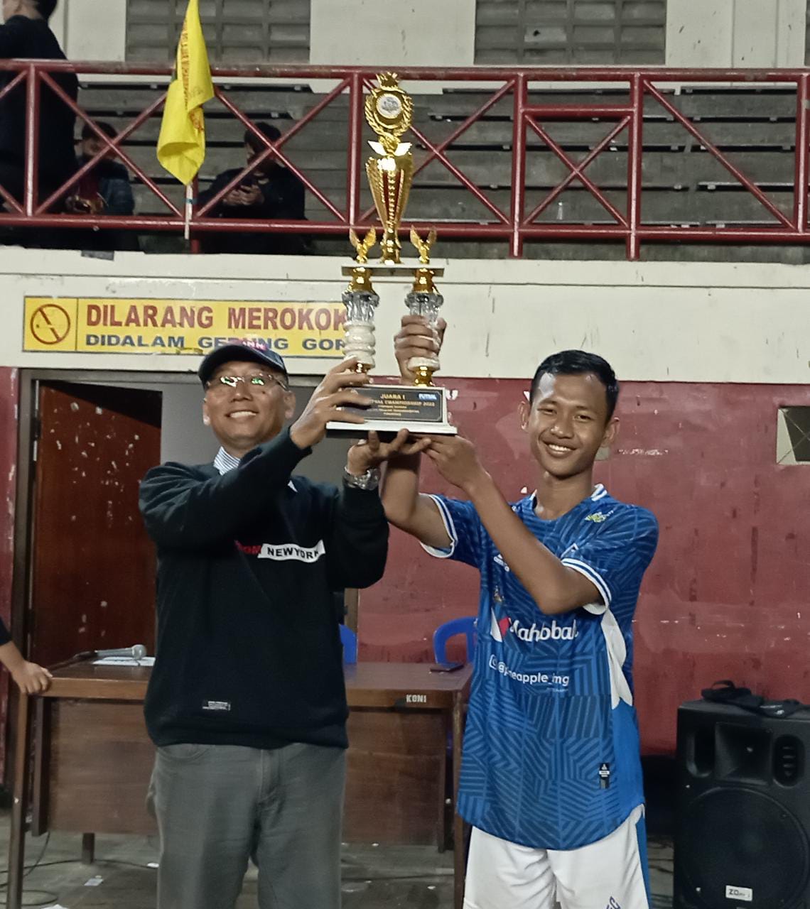 Kang Suli Da'im presiden HWFC serahkan piala ke juara 1