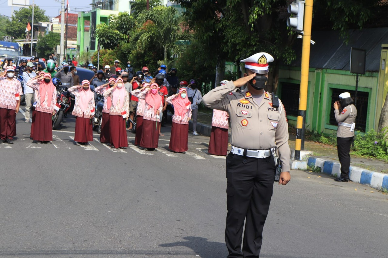 Petugas Satlantas Polres Jombang saat memimpin  mengheningkan cipta