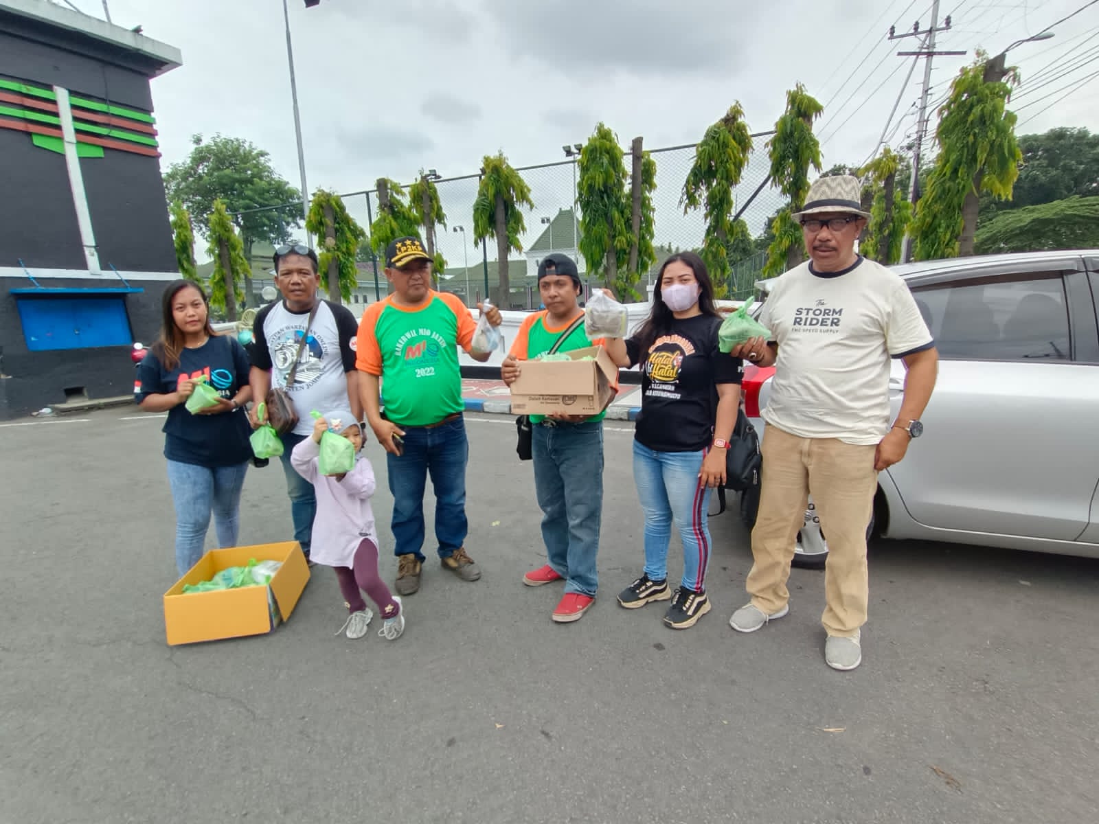 Pengurus Daerah MIO Jombang saat berbagi Jumat berkah