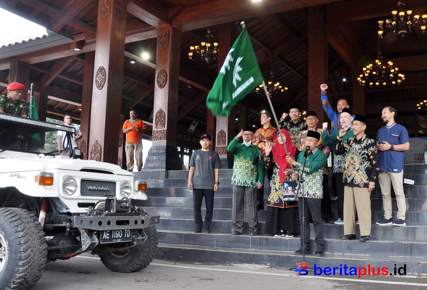 Bupati Ponorogo saat melepas peserta muktamar
