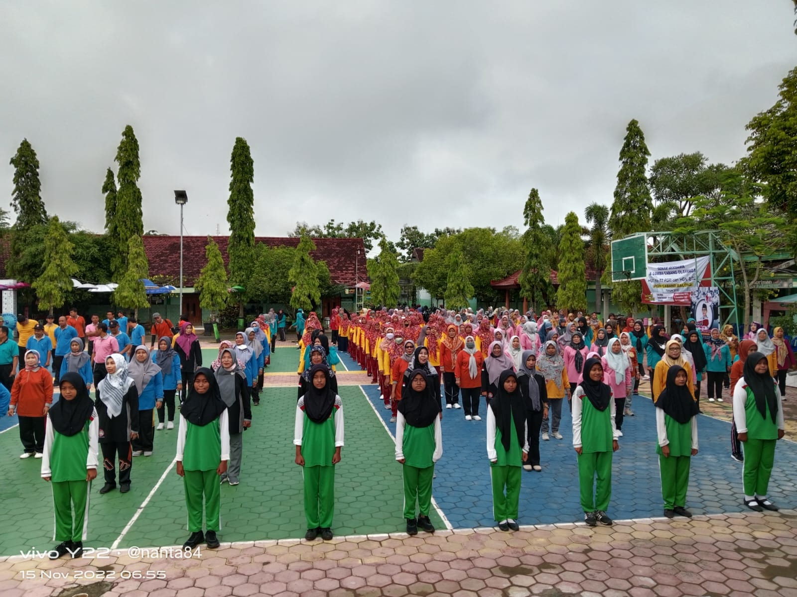 Senam bersama dilapangan SMPN 1 Balong