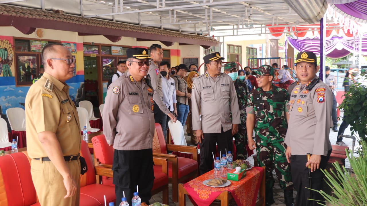 Kapolres Ponorogo saat meninjau  TPS