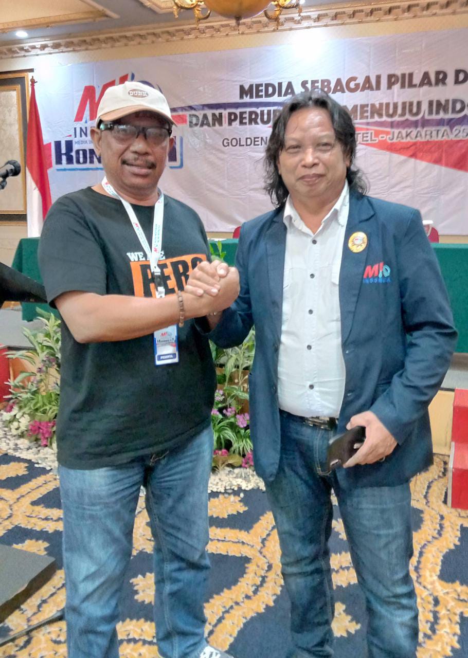 Totok Agus Hariyanto Ketua MIO Jombang foto bareng dengan ketua umum MIO, AYS. Prayogi