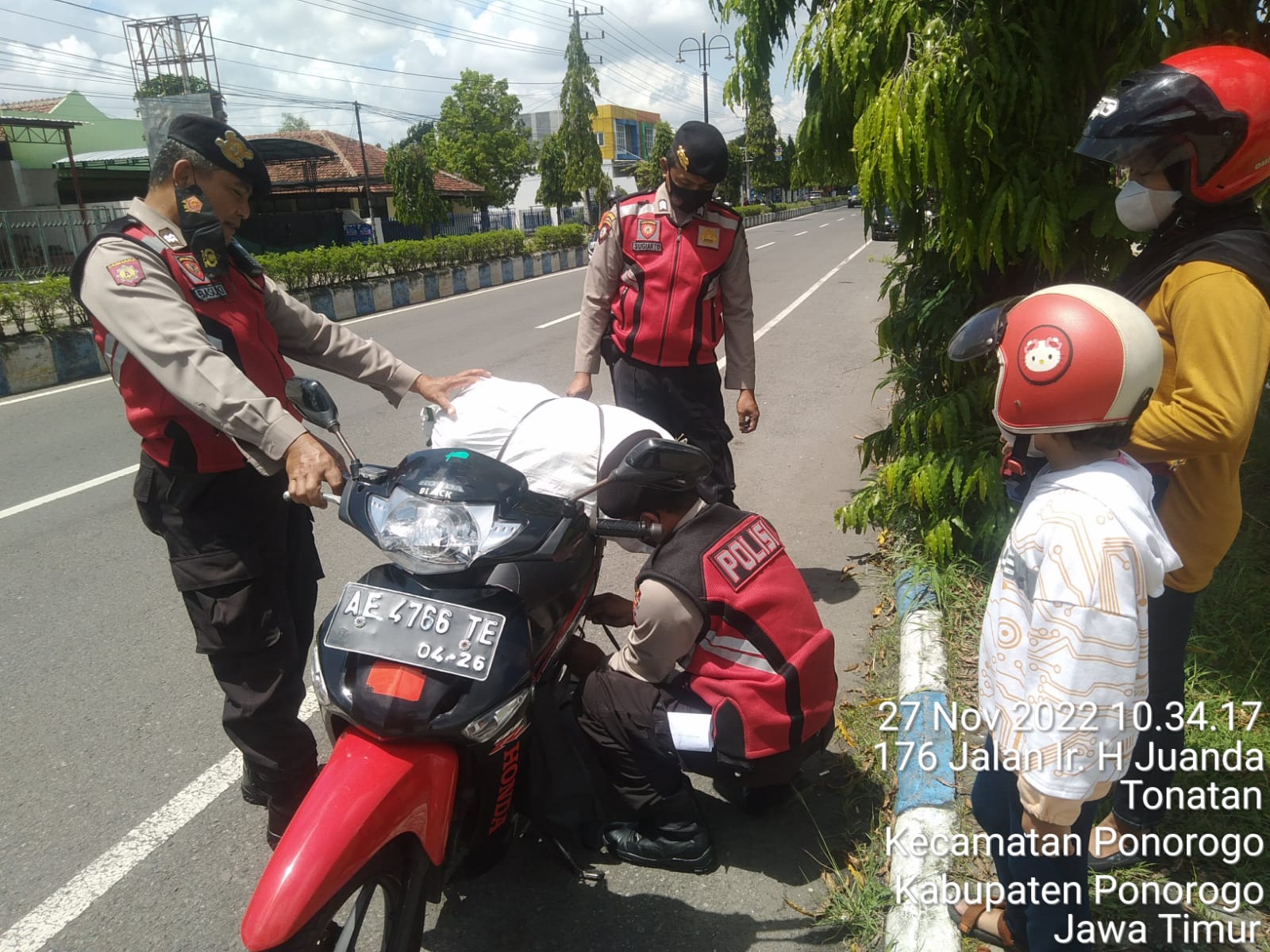 Anggota Satsamapta Polres Ponorogo saat membantu warga