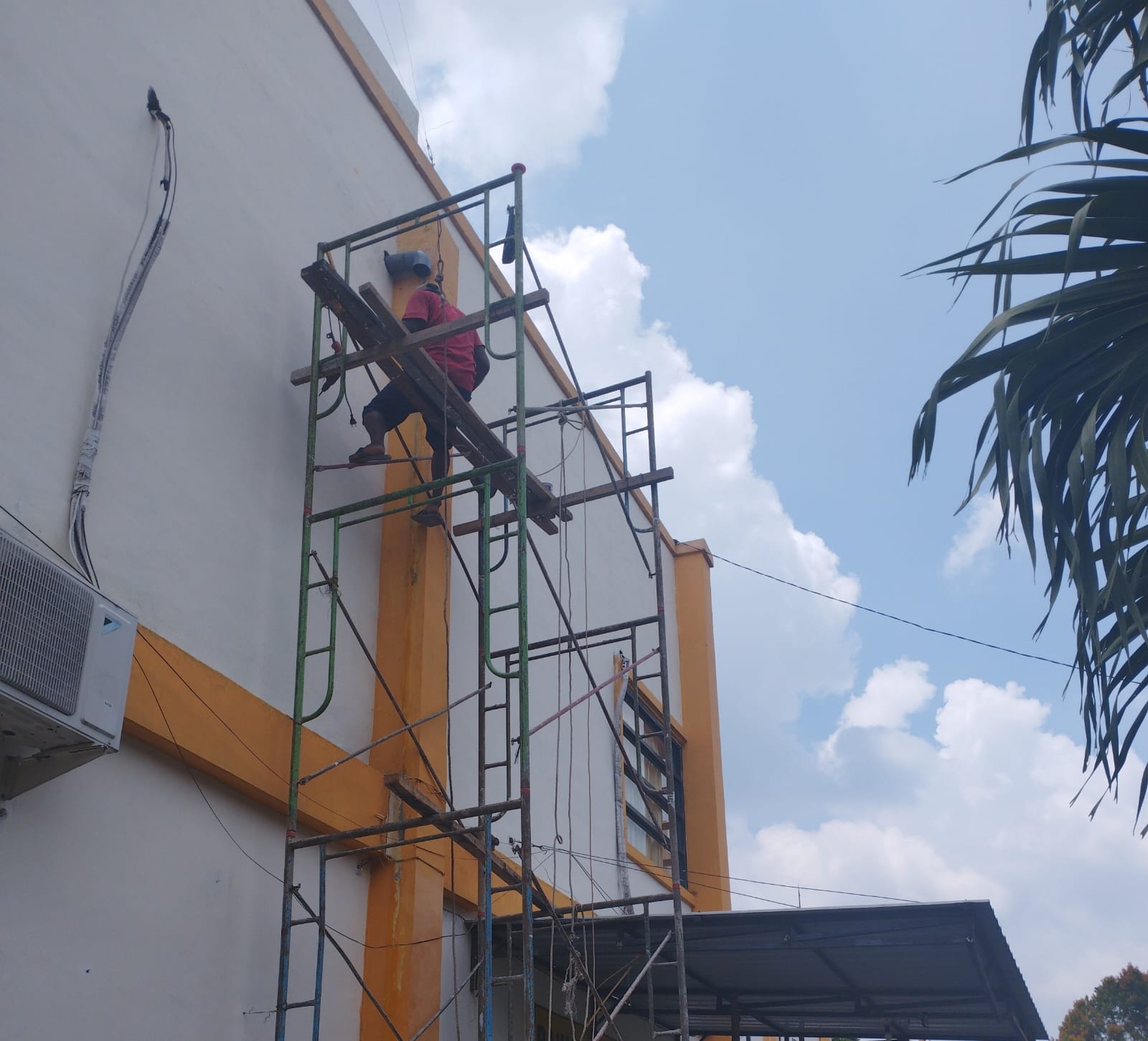 Salah satu pekerja proyek puskesmas 