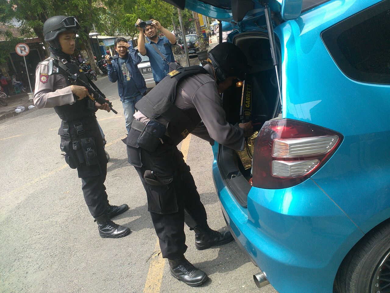 Aparat kepolisian memeriksan kendaraan yang masuk Polres