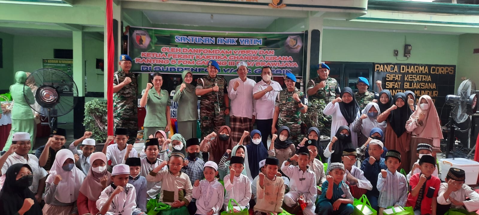 Danpomdam V Brawijaya  Kolonel CPM Reza Muchamad Nasuition bersama Anak Yatim