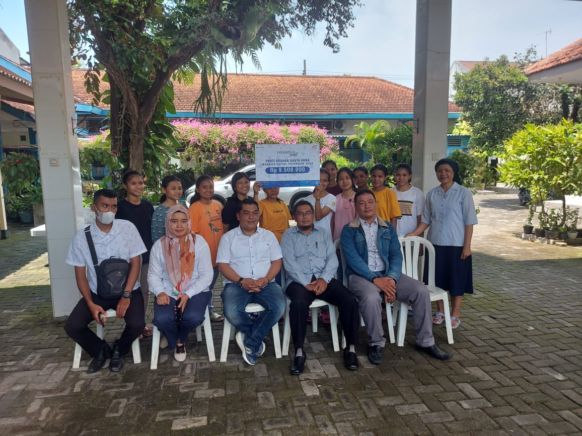 Budi Susanto, ST,SH Branch Manager FIPGROUP cabang Bojonegoro saat serahkan bantuan