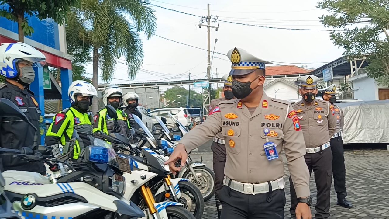 Kasatlantas Polres Gresik AKP Agung Fitransah saat cek kendaraan anggota