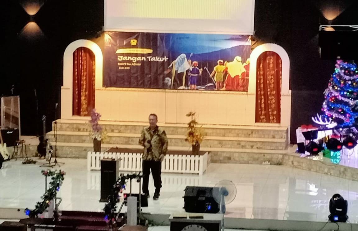 Pdt. David saat khotbah misa natal