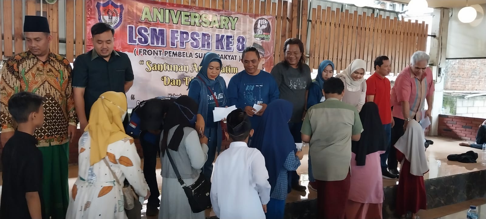 Ketua FPSR Aris Gunawan saat memberi santunan