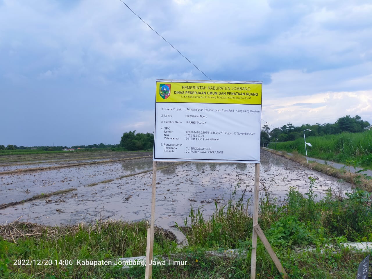 Papan proyek pembangunan penahan jalan ruang Janti-Alang alang Caruban