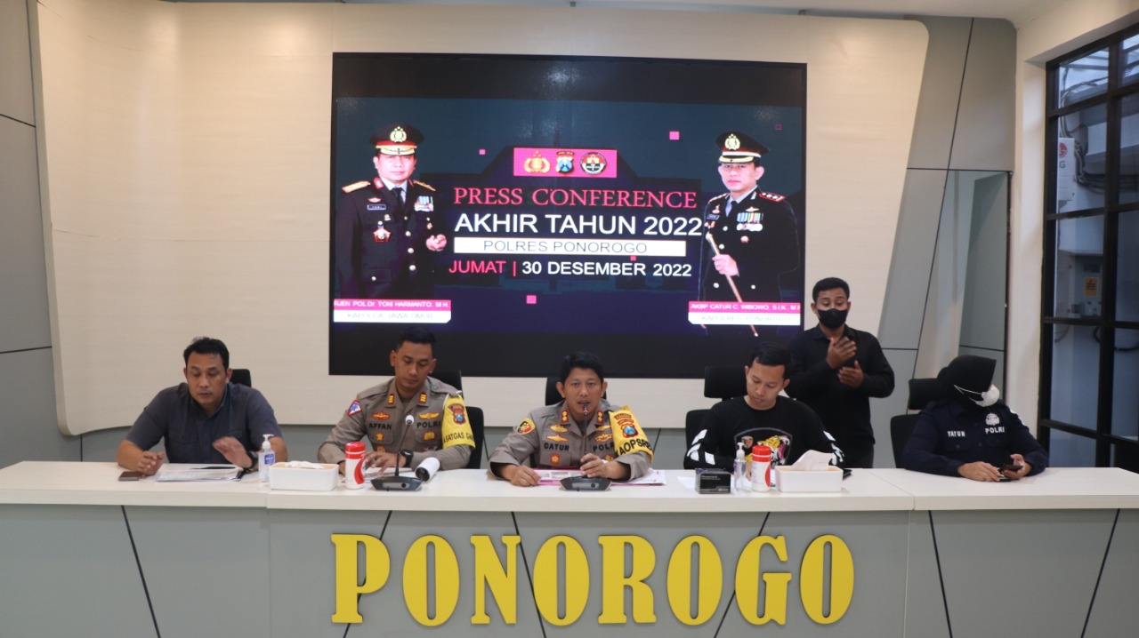 Kapolres Ponorogo AKBP Catur  Cahyono Wibowo saat realese akhir tahun 2022