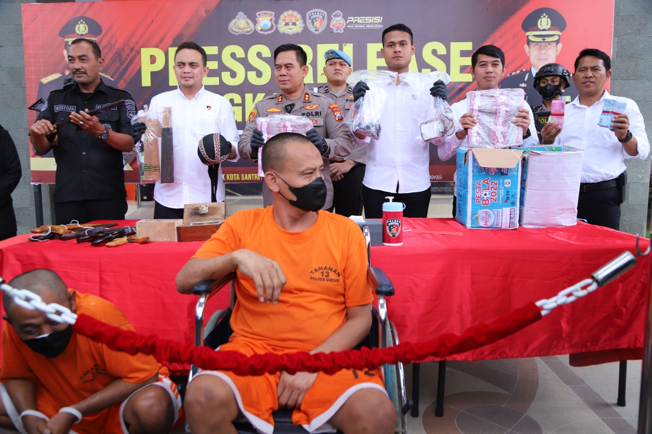 Tersangka dan barang bukti pengungkapan kasus dukun pengganda uang