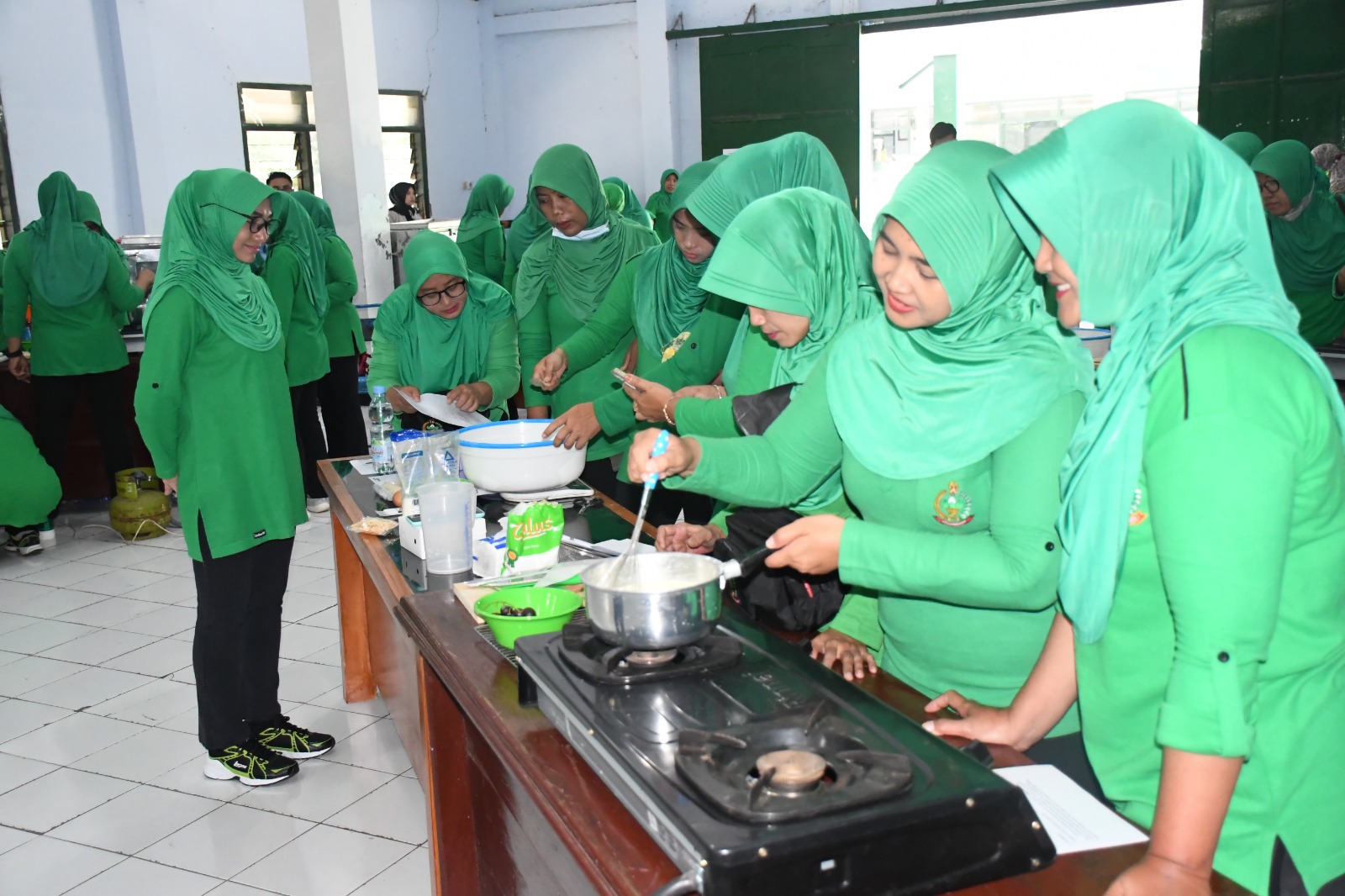 Ketua Persit KCK Cab. XVI Dim Ponorogo, Ella Hirta Juni Adriansyah saat meliat Demo Masak