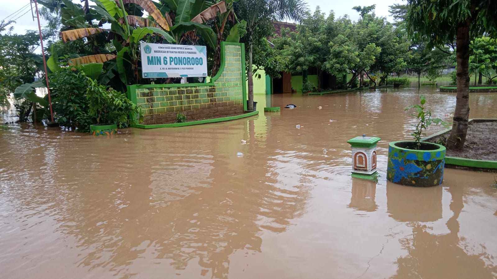 Genangan banjir depan MIN 6 Paju Ponorogo