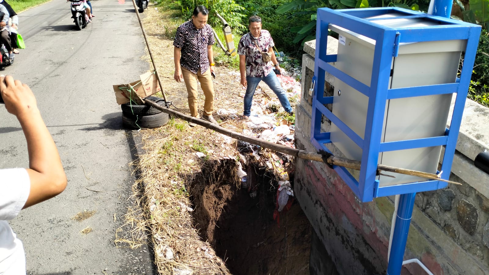 Camat Balongpanggang Saat Tinjau Lokasi Ambles Bahu Jalan