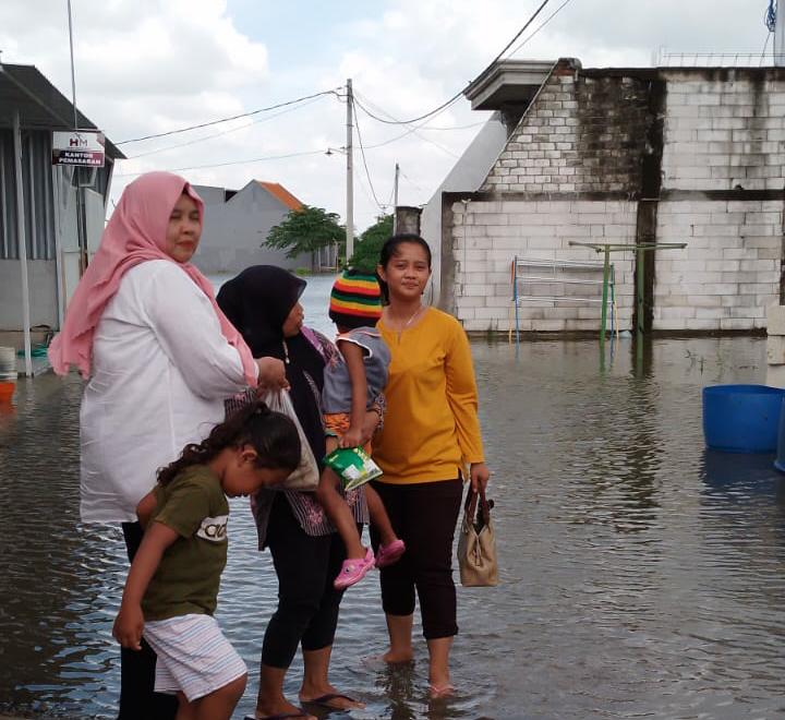 Kepala Desa Boteng saat berikan bantuan korban banjir