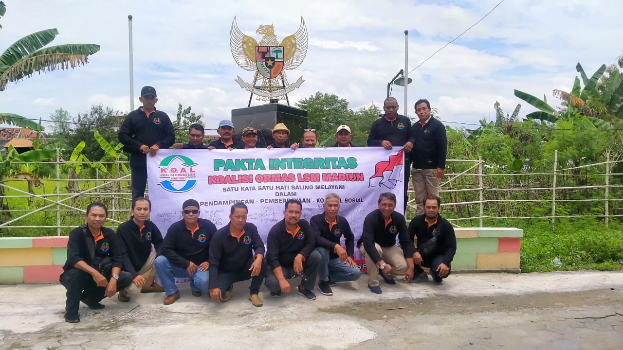Sejumlah Ormas Dan LSM Madiun saat photo bersama di Tugu Pancasila