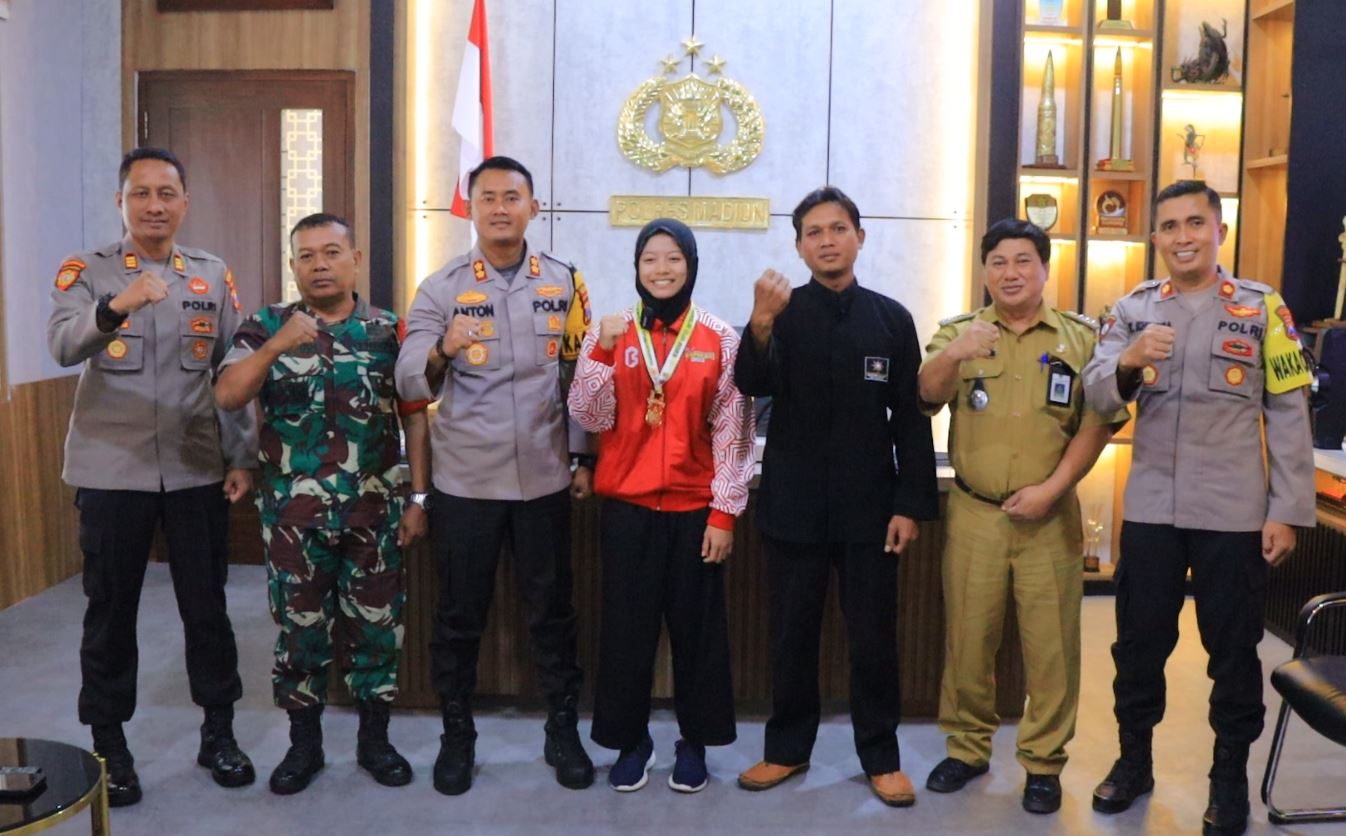 Nadia Agis Siswi MAN 1 Dolopo Dapat Penghargaan Dari Kapolres Madiun