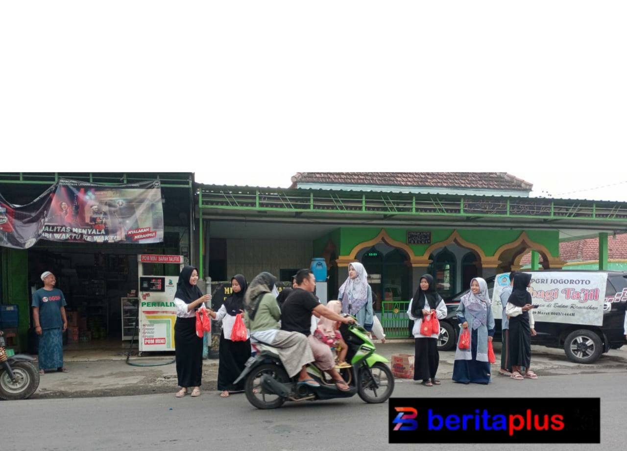 Siswa SMP PGRI Jogoroto Berbagi Takjil  On The Road