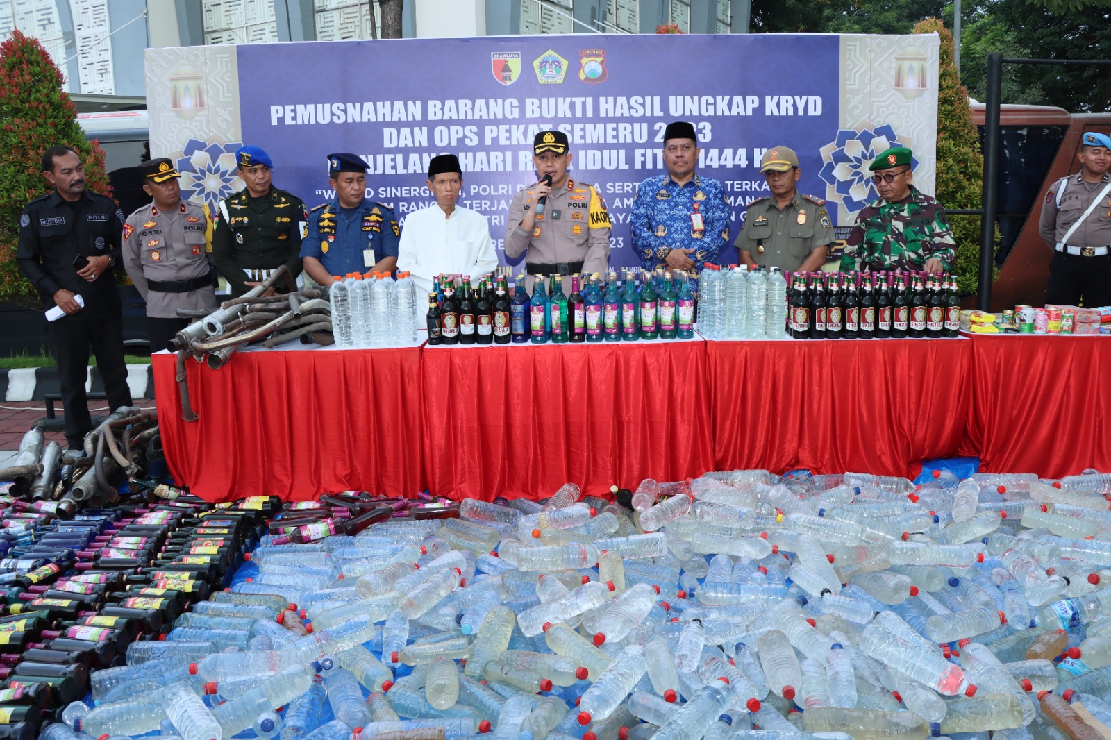 Polres Gresik Musnahkan Ribuan Botol Miras dan Knalpot Brong