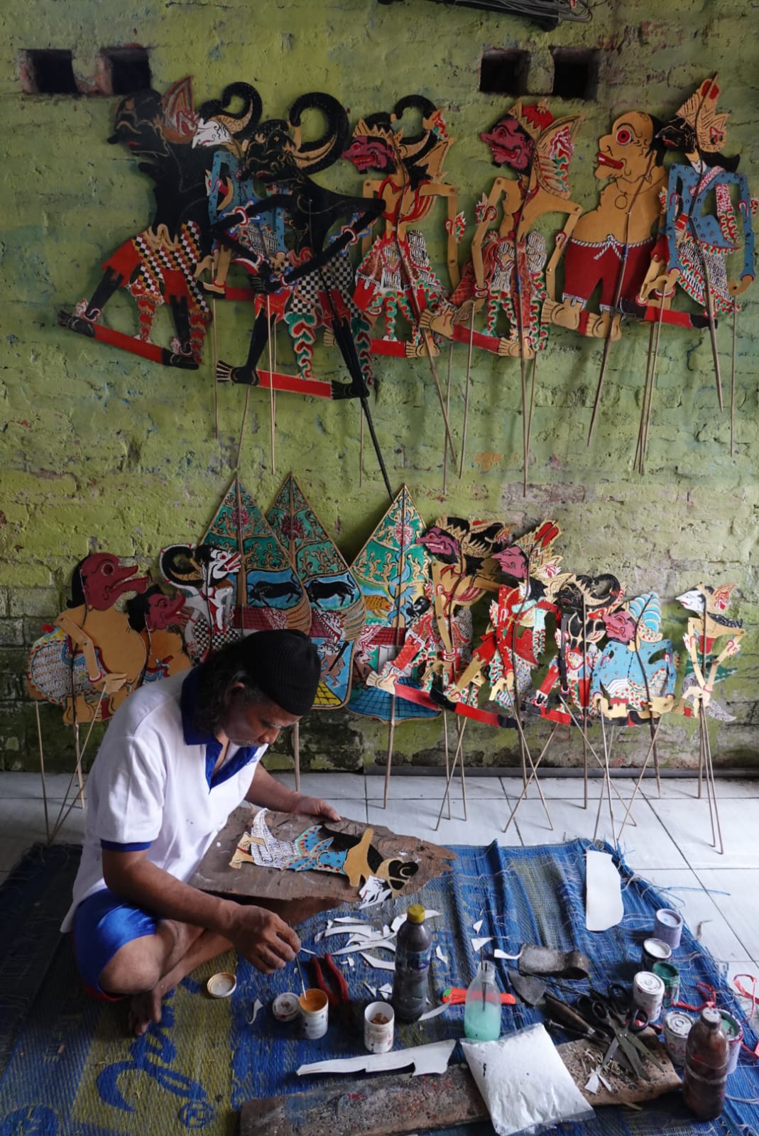 Pengrajin Wayang Karton