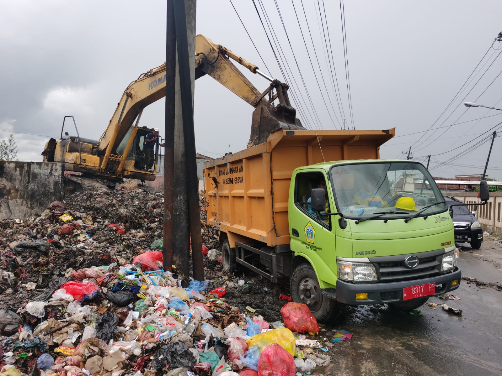 Petugas DLH Gresik saat angkut sampah TPS  Menganti