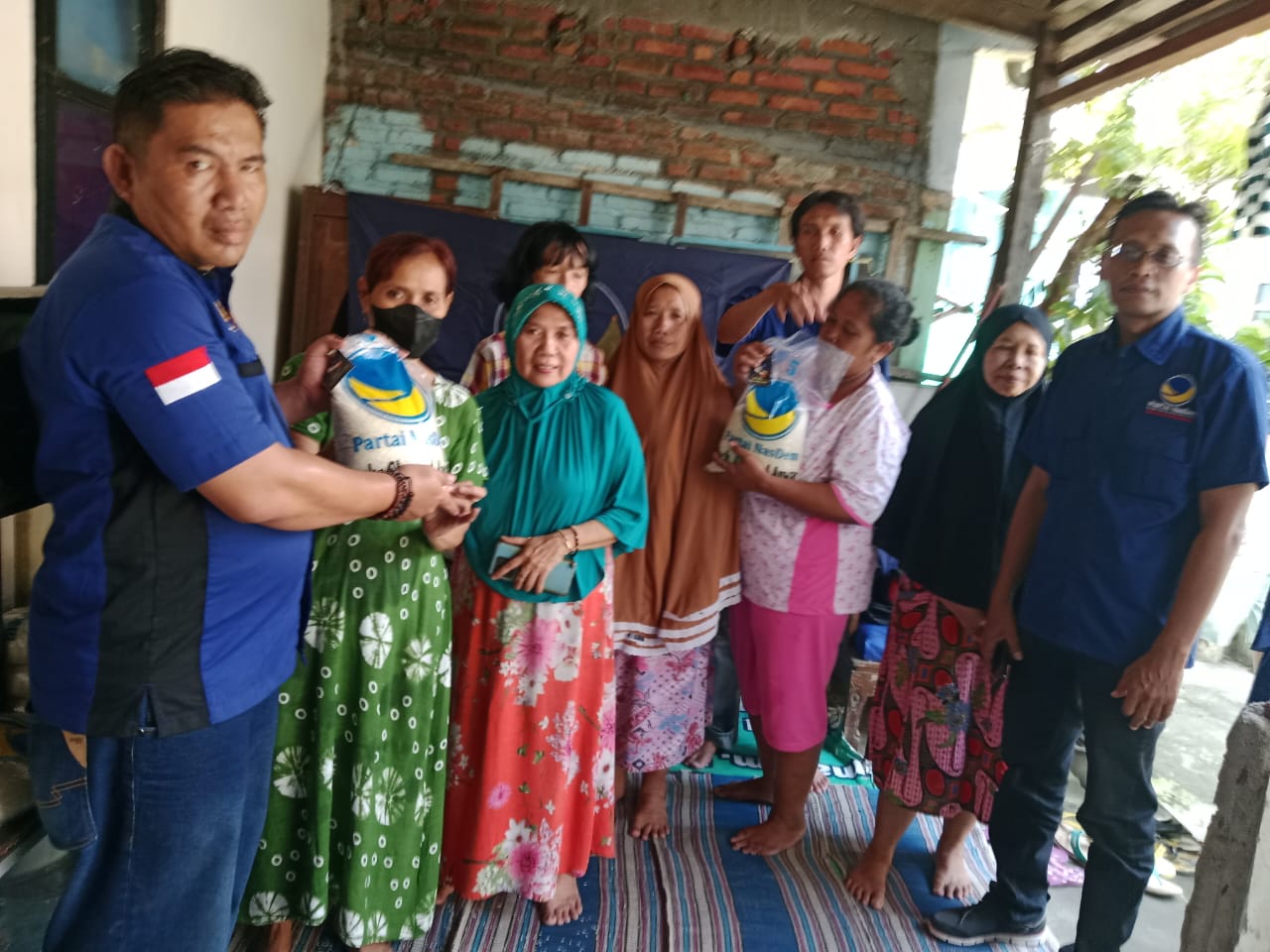 Moch Choerul Anwar saat bagikan sembako