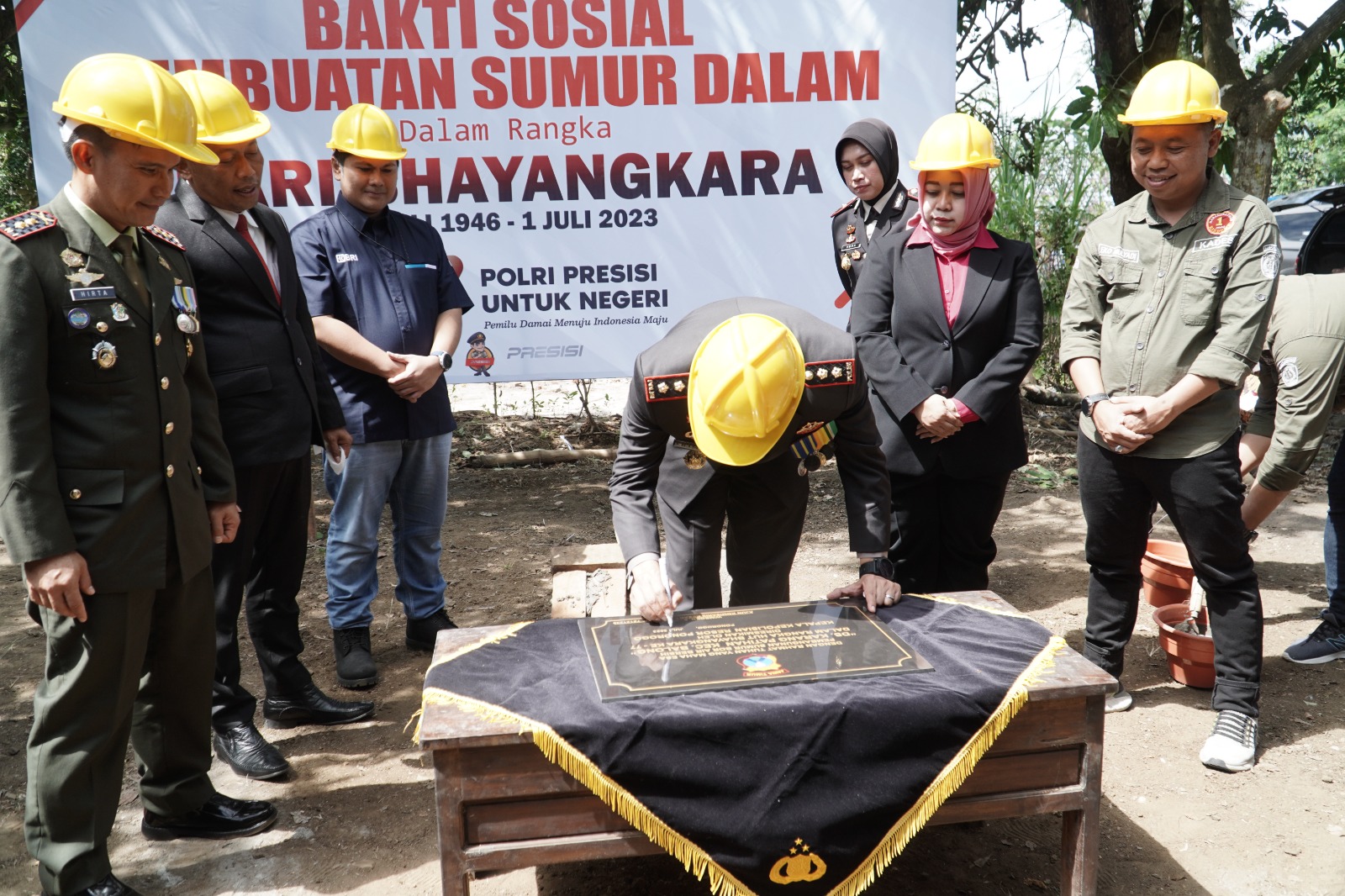 HUT Bhayangkara Ke 77, Polres Ponorogo Buatkan Sumur Warga