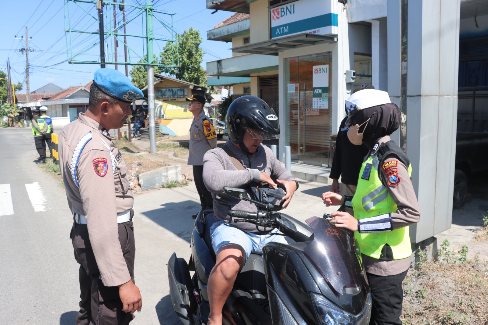 Warga PSHT Nyekar 1 Suro, Kapolres Ponorogo Pimpin Penyekatan Wilayah