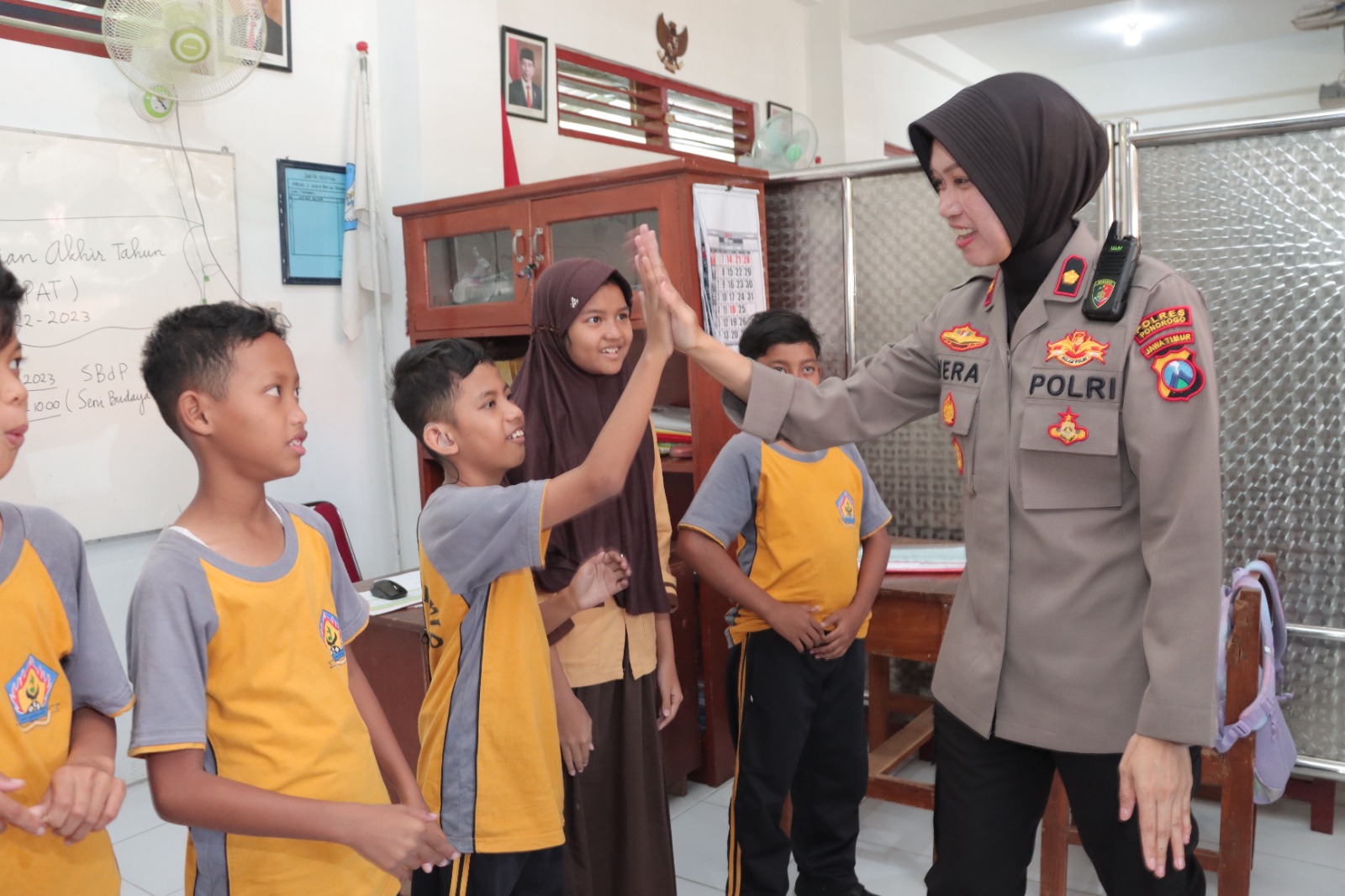 Polisi Peduli Pendidikan, Polwan Polres Ponorogo Beri Motivasi Pelajar