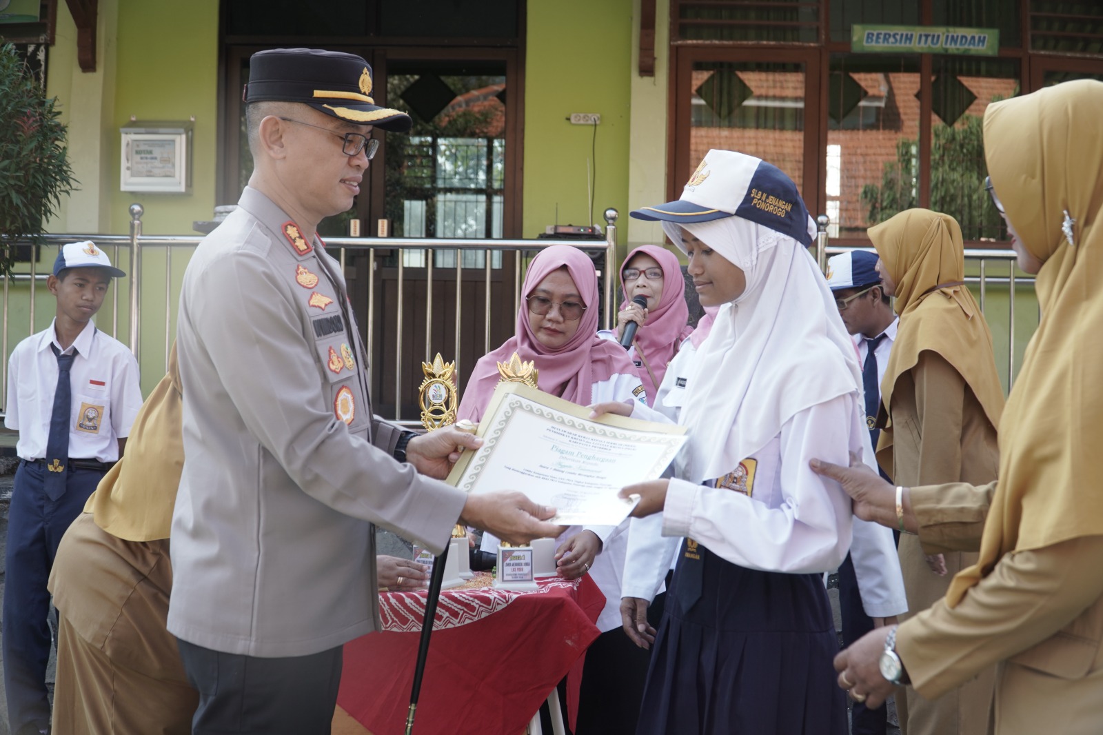 AKBP Wimboko Saat Memberikan Penghargaan ke Siswa SLBN Yang Berprestasi