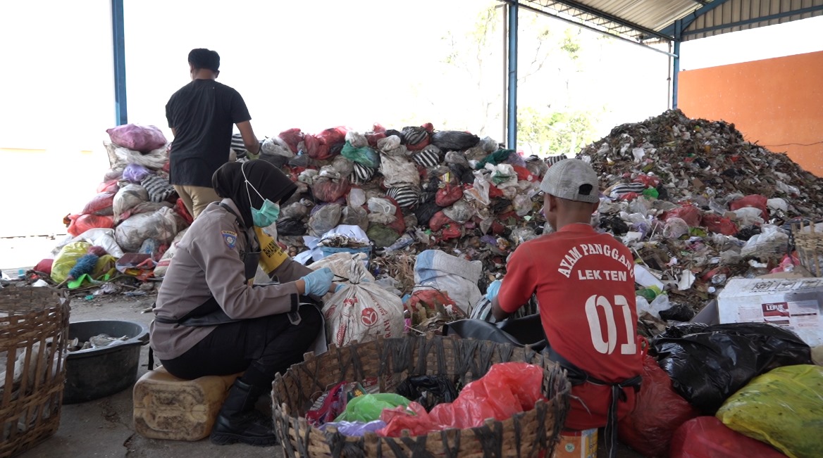 Anggota Polwan Polres Ponorogo Ubah Sampah Jadi Produk Ekonomis