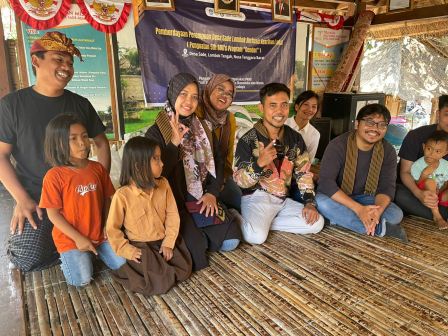 PKM Unesa bersama pengrajin kain tenun Desa Sade