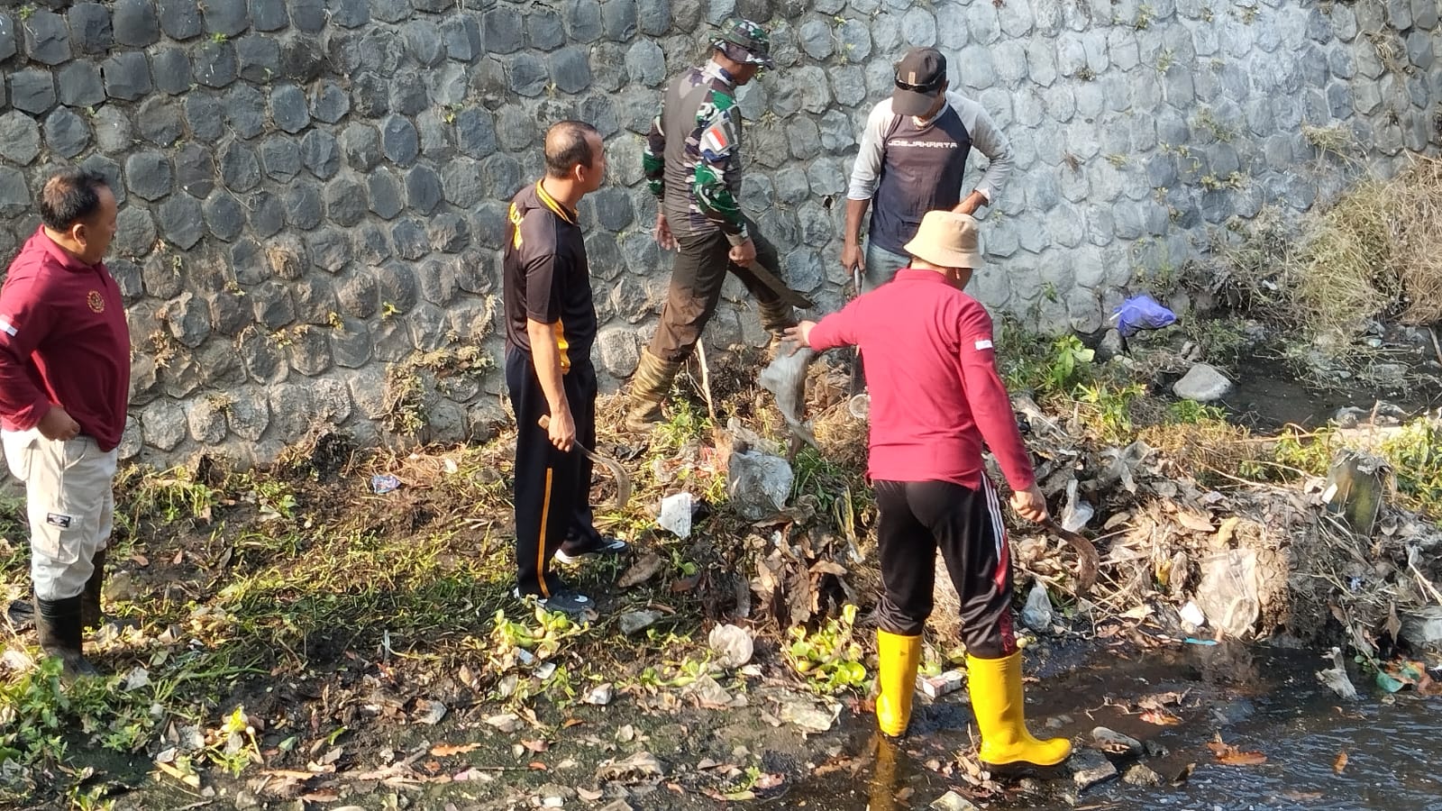 Polsek Ponorogo, Forpimka dan Masyarakat Lakukan Jum'at Bersih Sungai