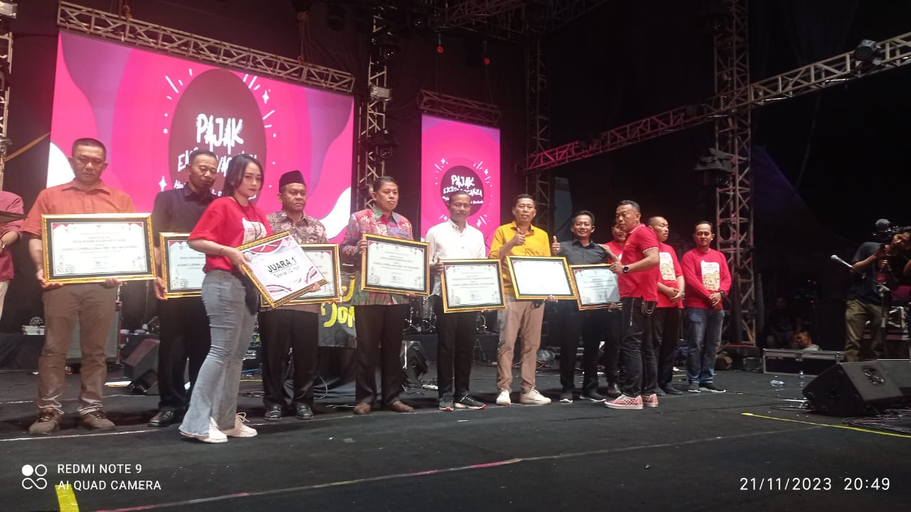 Kepala desa dan camat saat menerima penghargaan di panggung utama Alun - alun Ponorogo