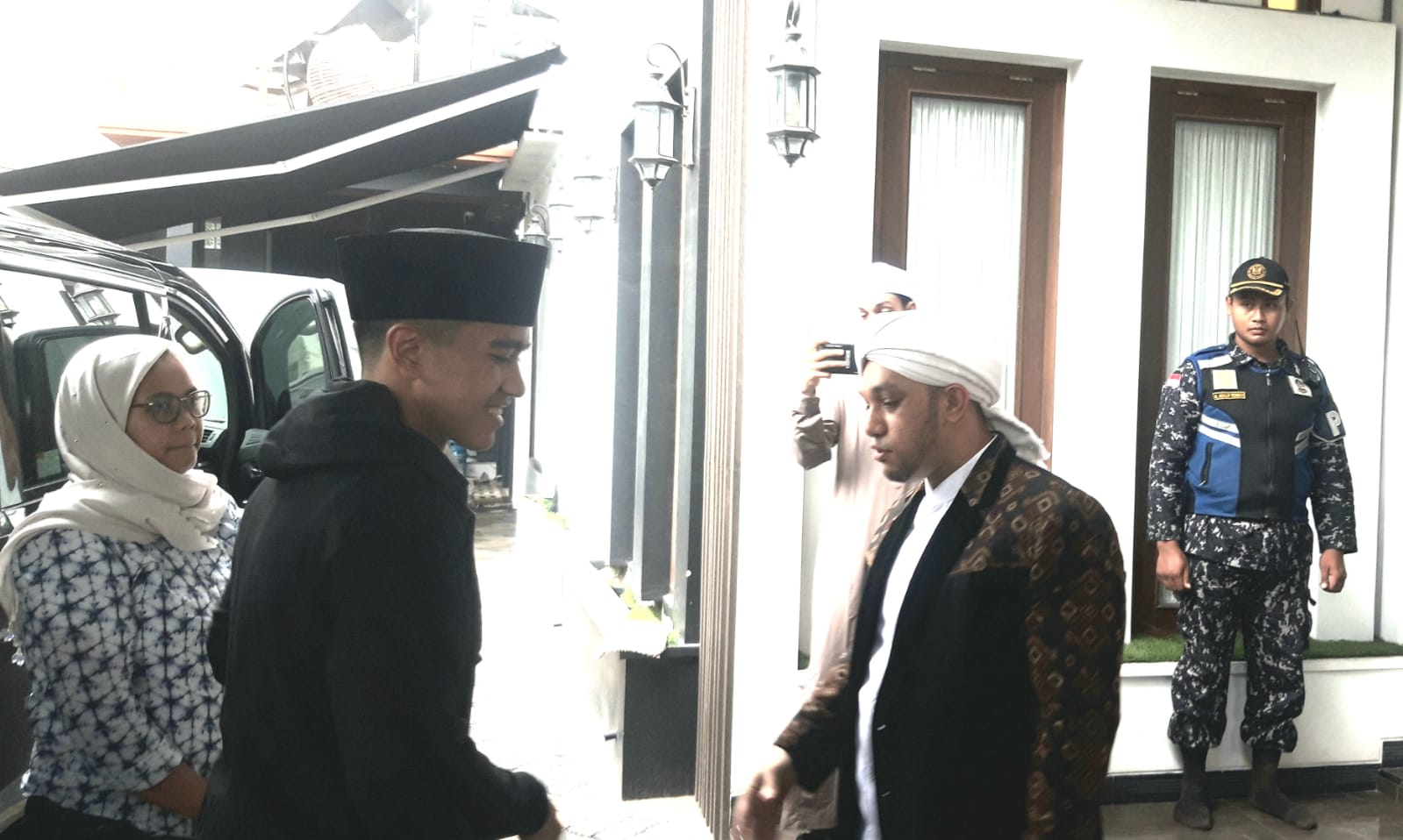 Ketua Umum PSI Kaesang saat sowan Habib Hussein 

