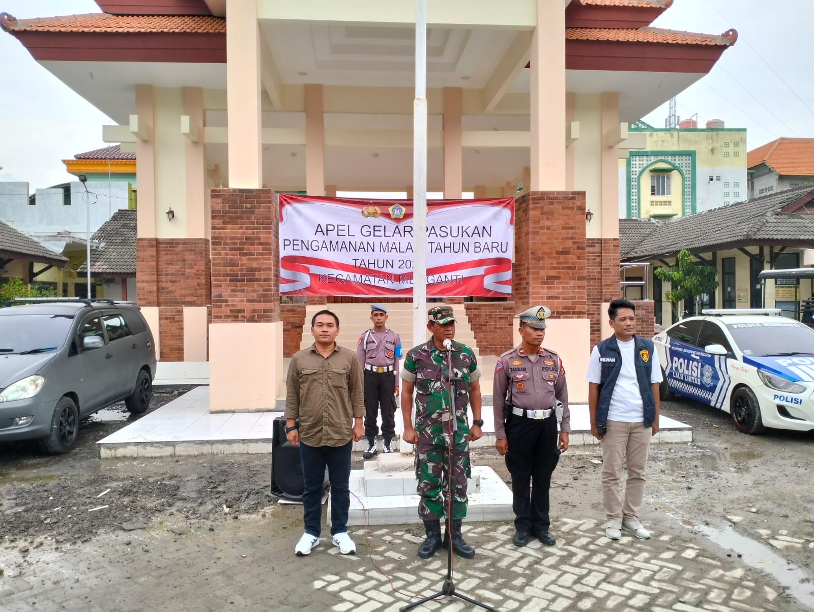 Jaga Kondusifitas Malam Tahun 2023, Camat Menganti Sambangi Warga