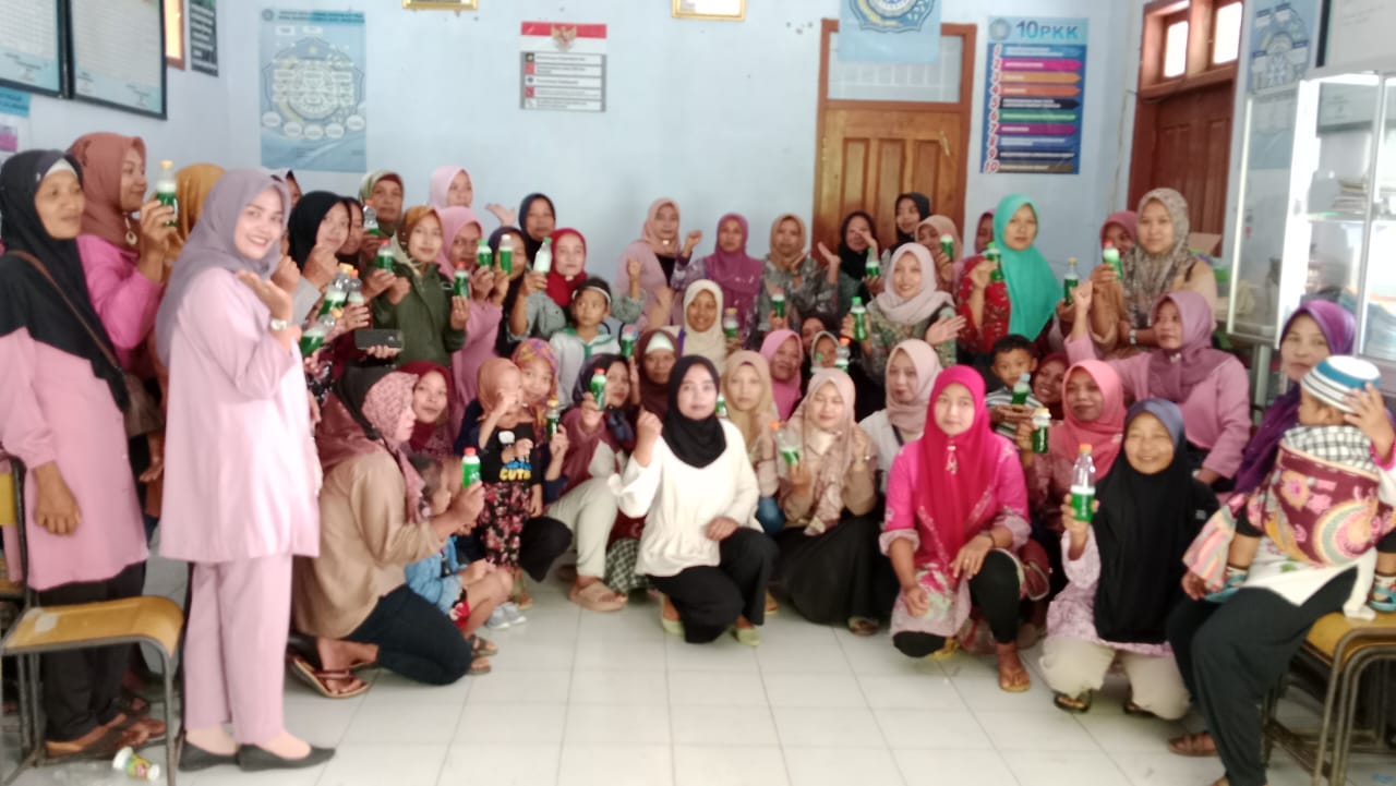 Foto Ketua TP-PKK Baosan Kidul bersama peserta pelatihan dan hasil pelatihan pembuatan sabun cair dalam kemasan sederhana