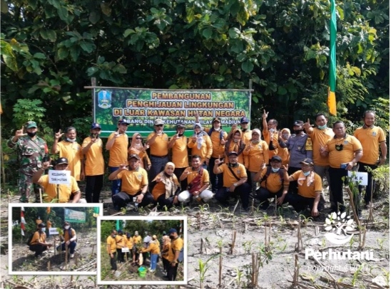 Foto bersama Perum Perhutani, CDK dan Masyarakat di Sumber Air Plered Desa Dawuhan   Pilangkenceng Madiun (foto : Jumanto)