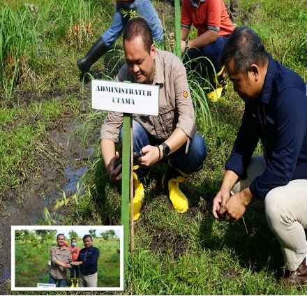 Administratur Utama KPH Saradan Bambang Cahyo Purnomo menanam pohon bersama LMDH.
