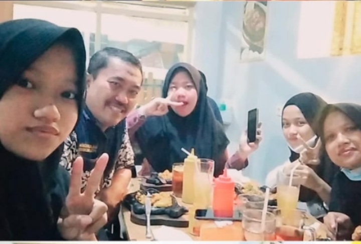 Arif Widodo bersama keluarga saat wawancara di acara ulang tahunnya yang ke 52 (26 Aprli 2021)