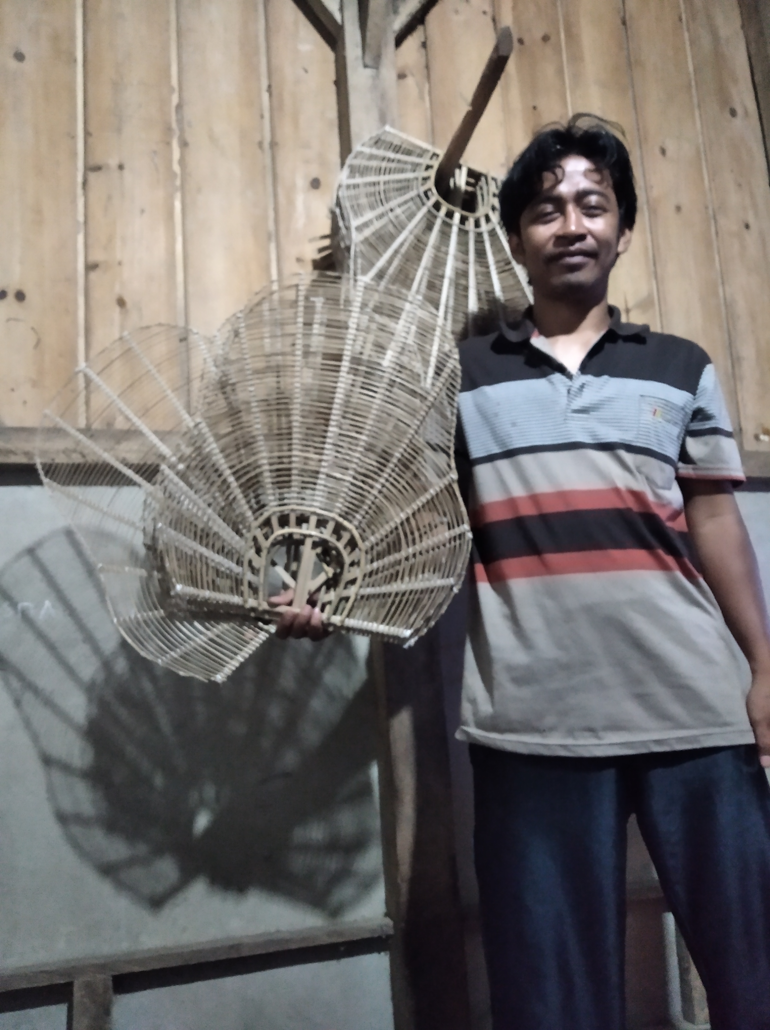 Hian Wijaya menunjukan hasil kerajinan yang sudah jadi 