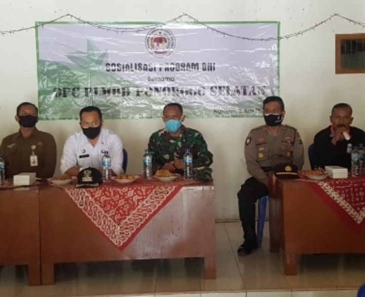Foto tampak dari kiri KRPH Perhutani, camat, komendan Koramil, Kapolsek kecamatan Ngrayun dan Ketua DPD PLMDH Lawu Ds